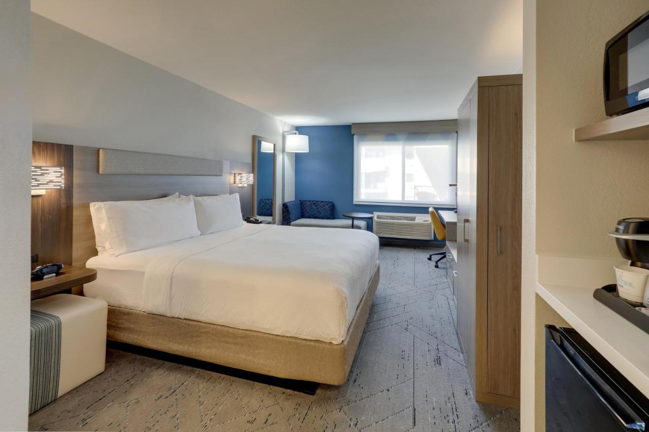 Executive Queen Suite at Holiday Inn Express Hotel & Suites Branson 76 Central by IHG