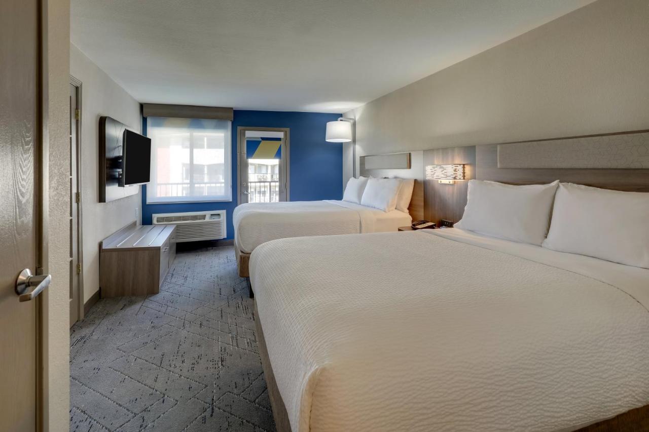 | Holiday Inn Express Hotel & Suites Branson 76 Central, an IHG Hotel