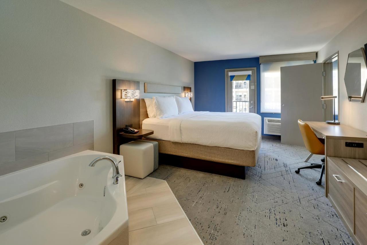 Deluxe Suite - Hearing Accessible - Non-Smoking at Holiday Inn Express Hotel & Suites Branson 76 Central by IHG