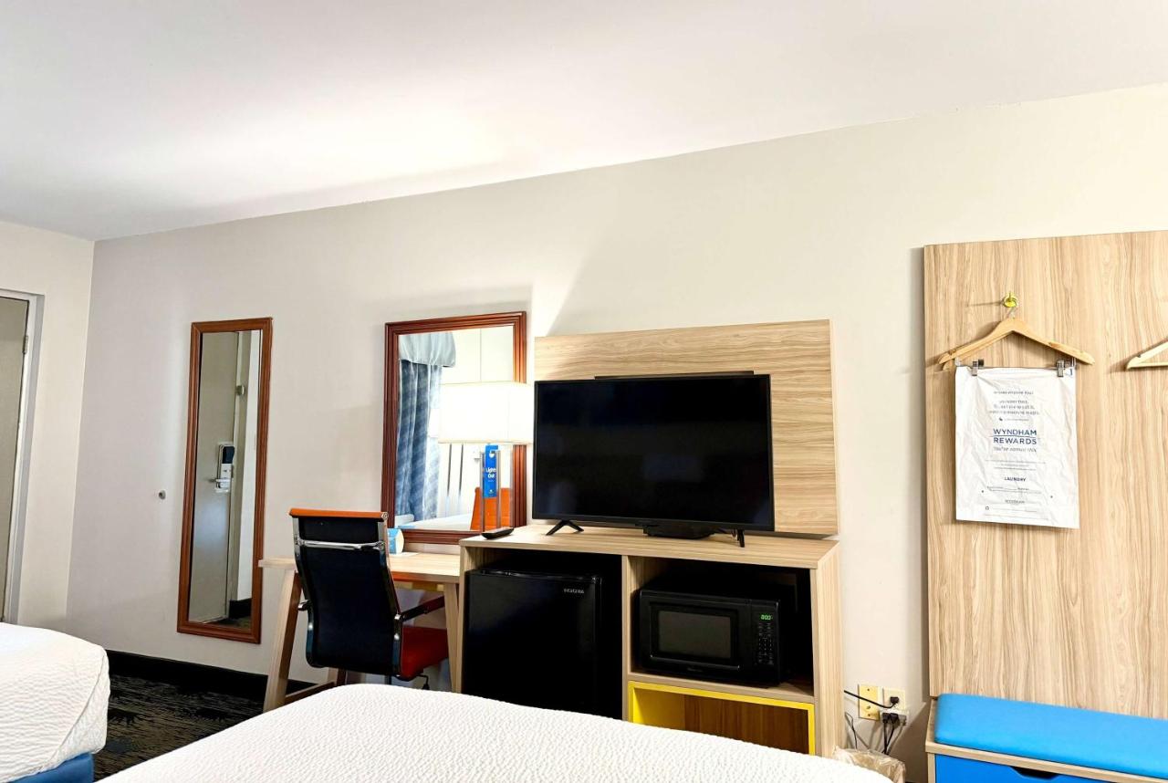 Double Room with Two Double Beds - Smoking at Days Inn by Wyndham Greenville