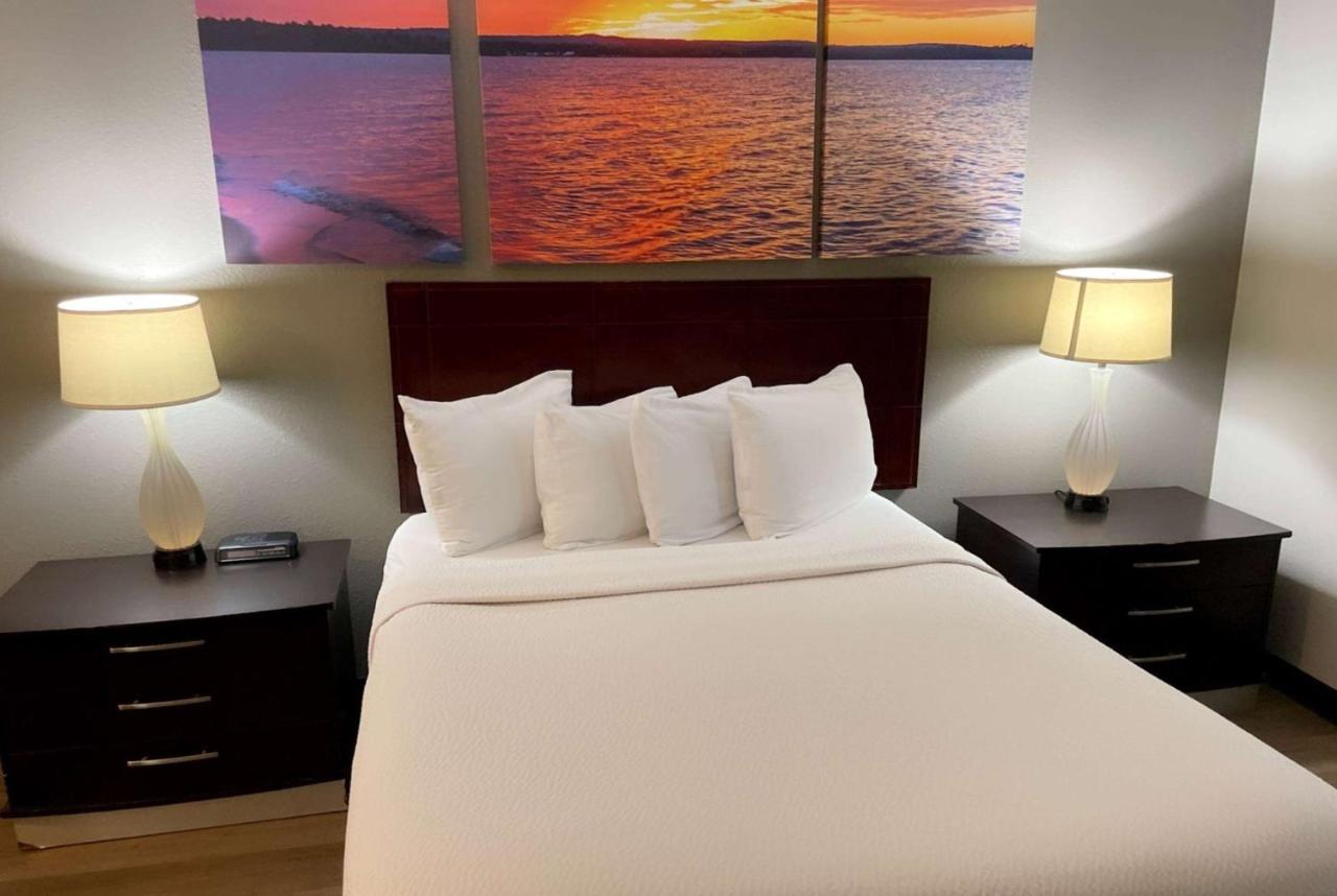 Queen Room - Non-Smoking at Days Inn & Suites by Wyndham Stevens Point