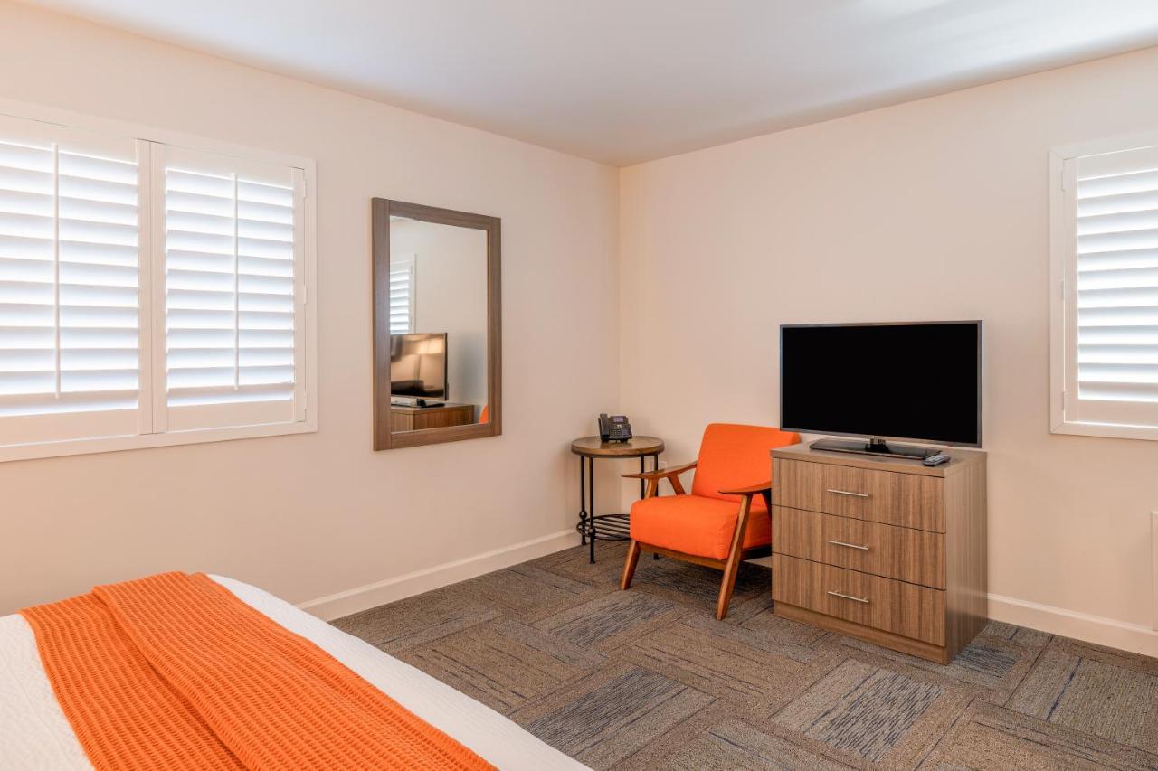 | Inn At Moss Landing Point