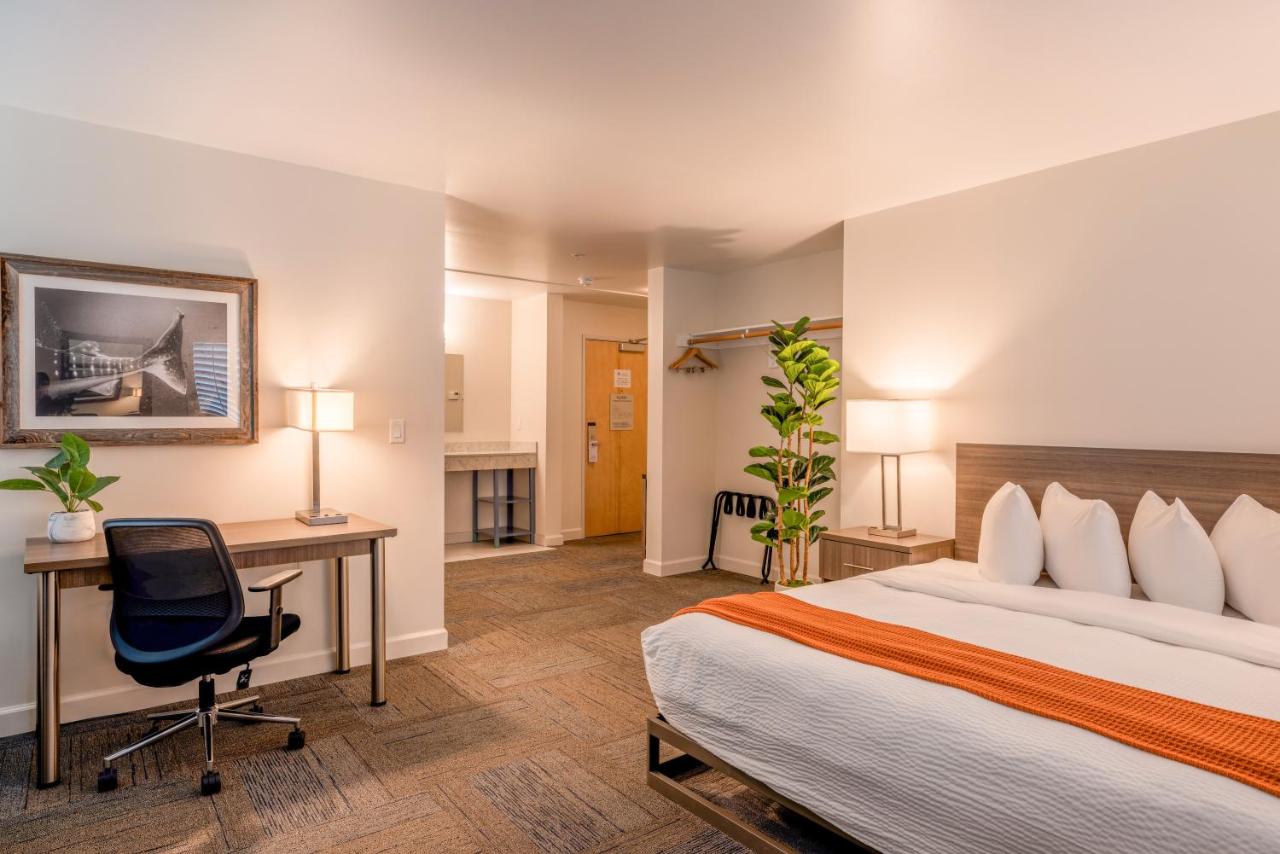 | Inn At Moss Landing Point