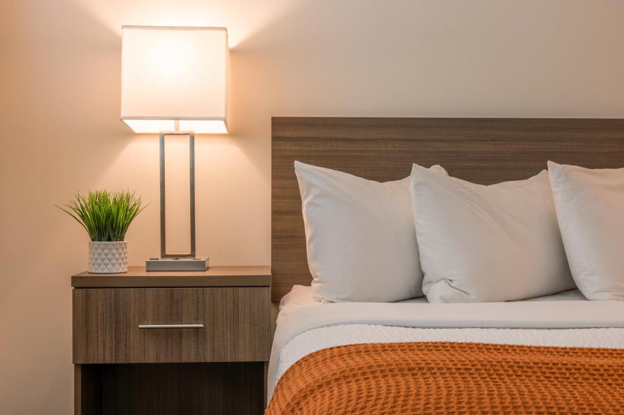 | Inn At Moss Landing Point