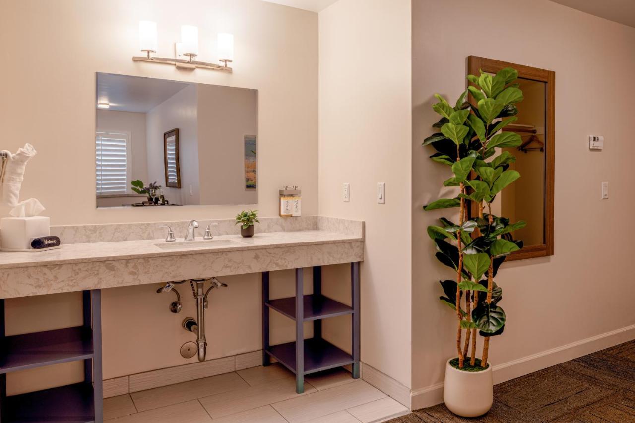  | Inn At Moss Landing Point