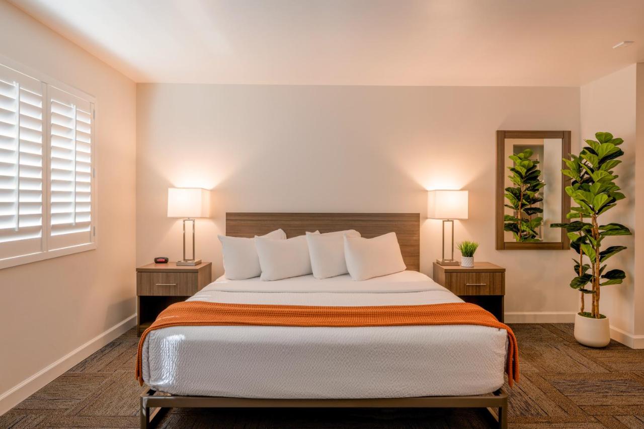 | Inn At Moss Landing Point