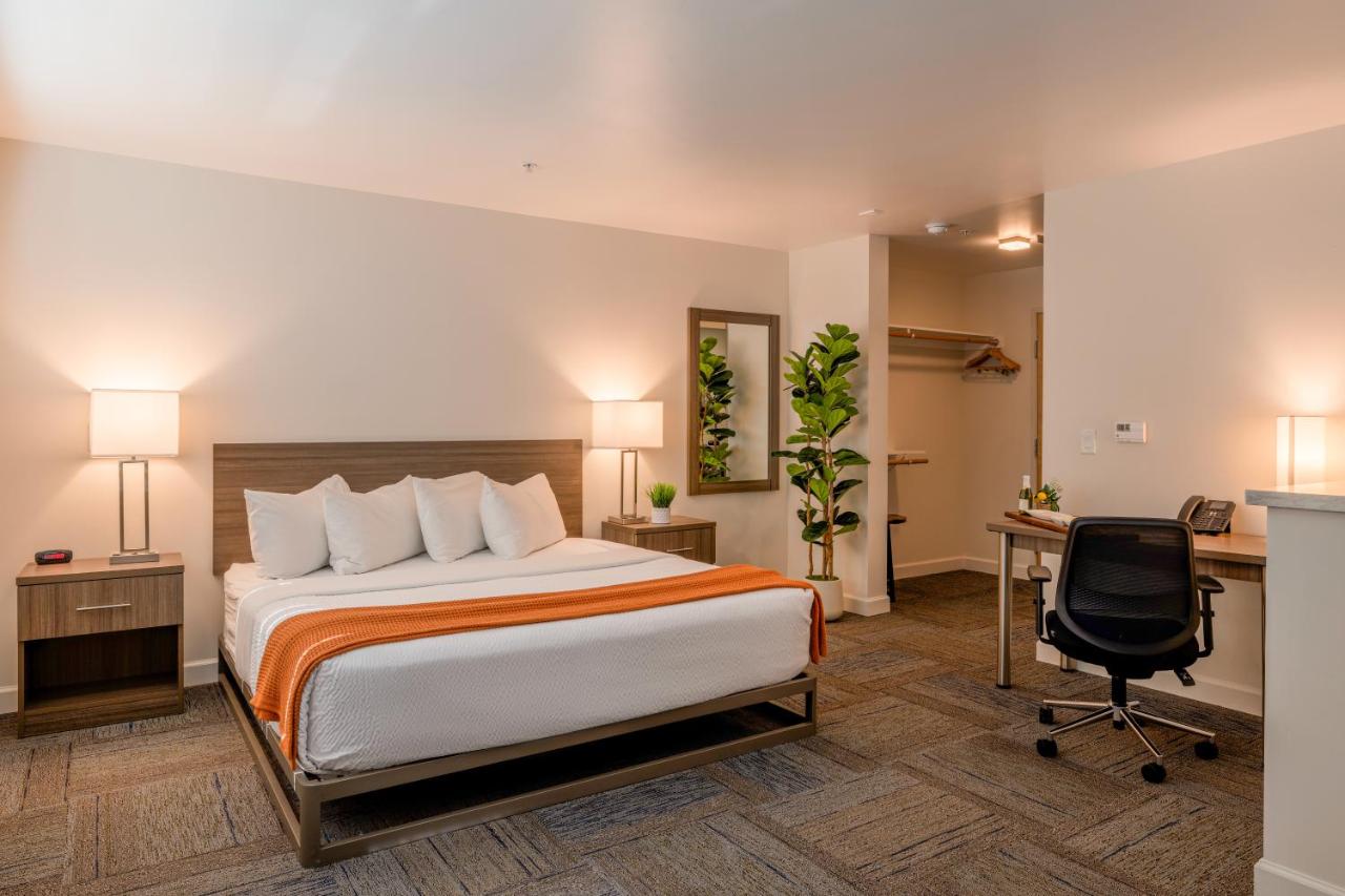 | Inn At Moss Landing Point