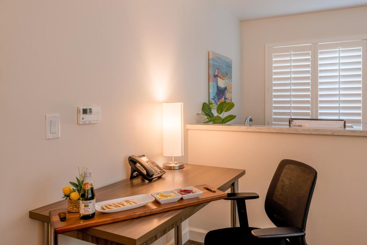 | Inn At Moss Landing Point