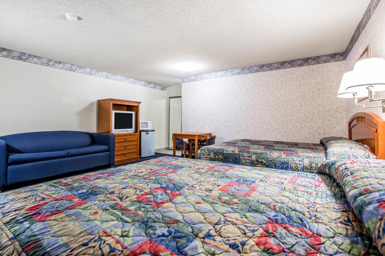 Deluxe Queen Suite at Days Inn by Wyndham Ridgecrest near China Lake Naval Station