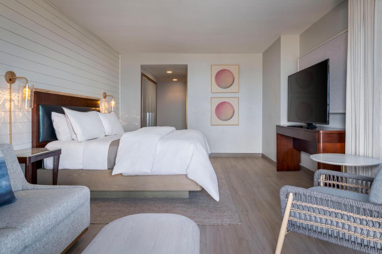 Partial Ocean View, Guest room, King at The Westin Jekyll Island Beach Resort