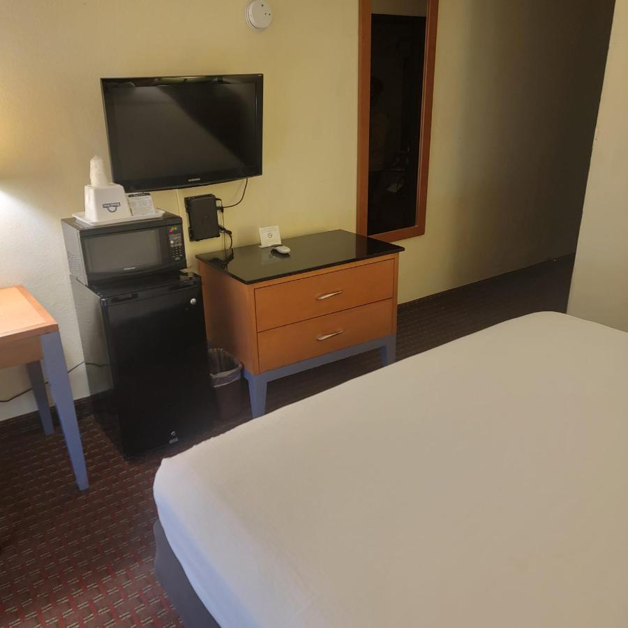 King Room - Mobility Access/Non-Smoking at Days Inn by Wyndham Fort Dodge