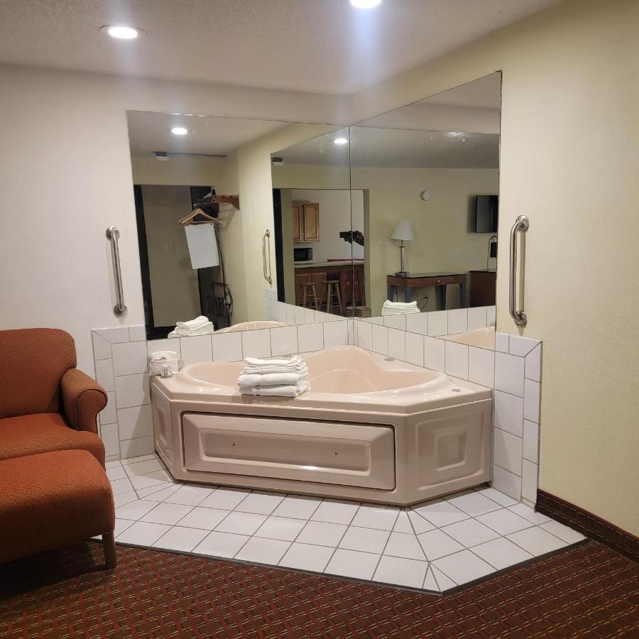 King Studio Suite with Jetted Tub - Non-Smoking at Days Inn by Wyndham Fort Dodge