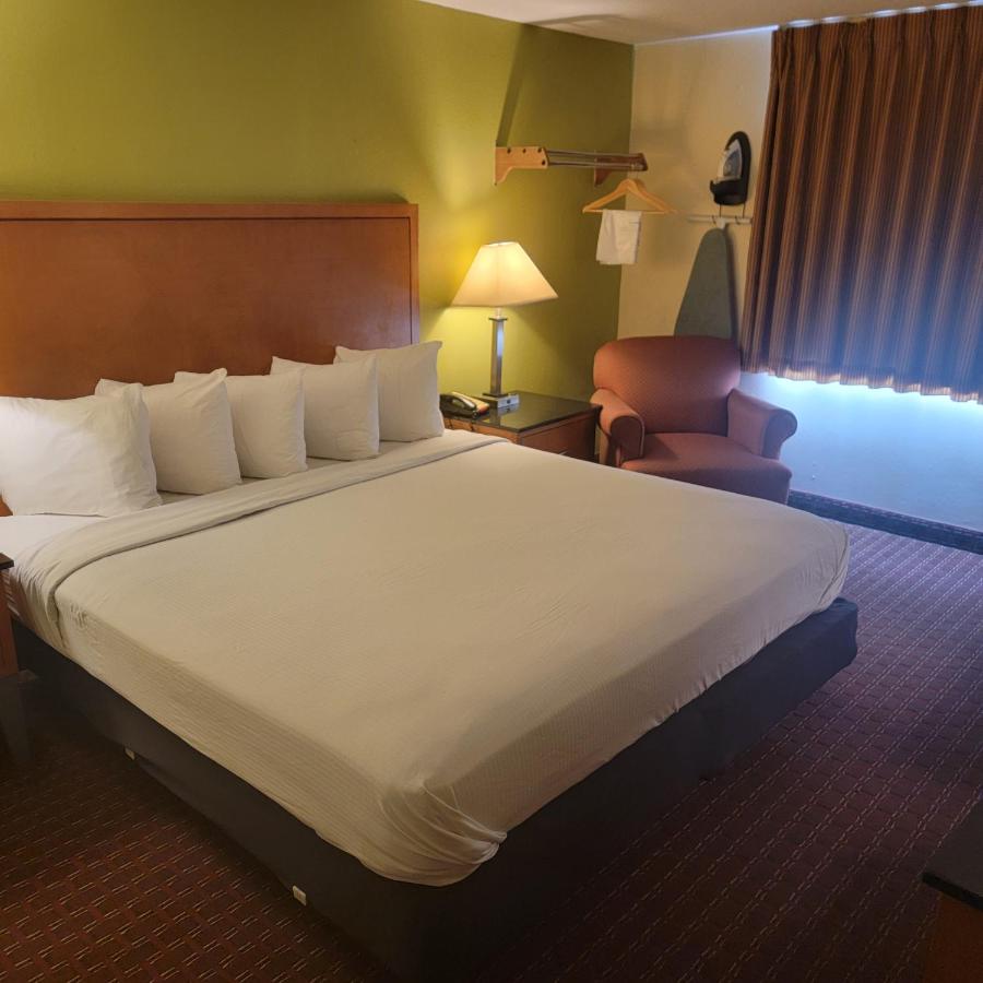 King Room - Mobility Access/Non-Smoking at Days Inn by Wyndham Fort Dodge
