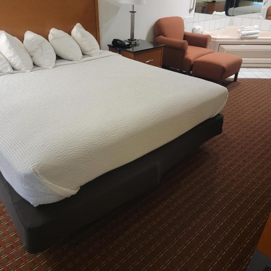 King Studio Suite with Jetted Tub - Non-Smoking at Days Inn by Wyndham Fort Dodge