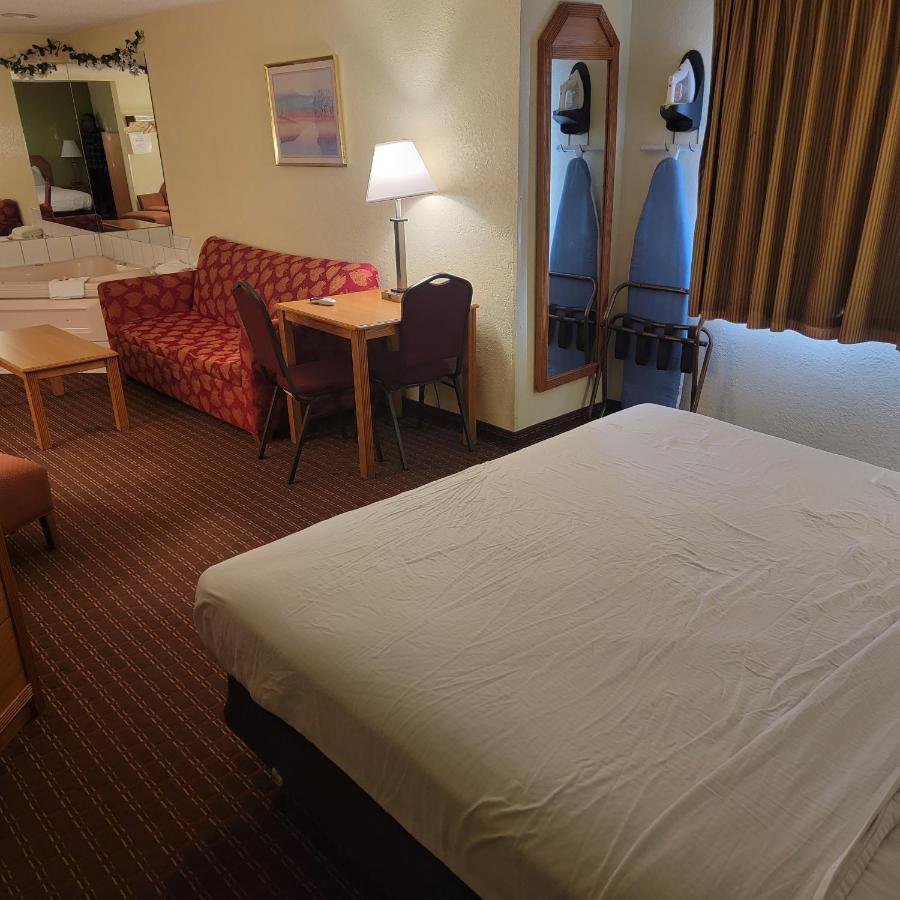 King Studio Suite with Jetted Tub - Non-Smoking at Days Inn by Wyndham Fort Dodge