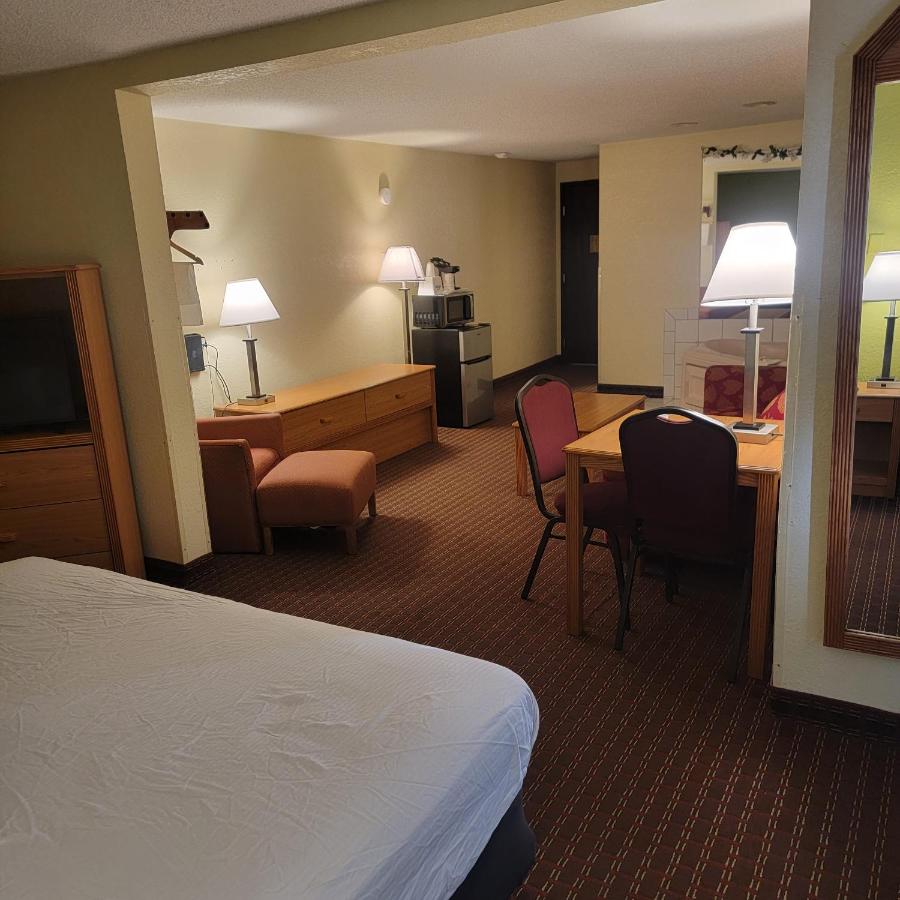 King Studio Suite with Jetted Tub - Non-Smoking at Days Inn by Wyndham Fort Dodge