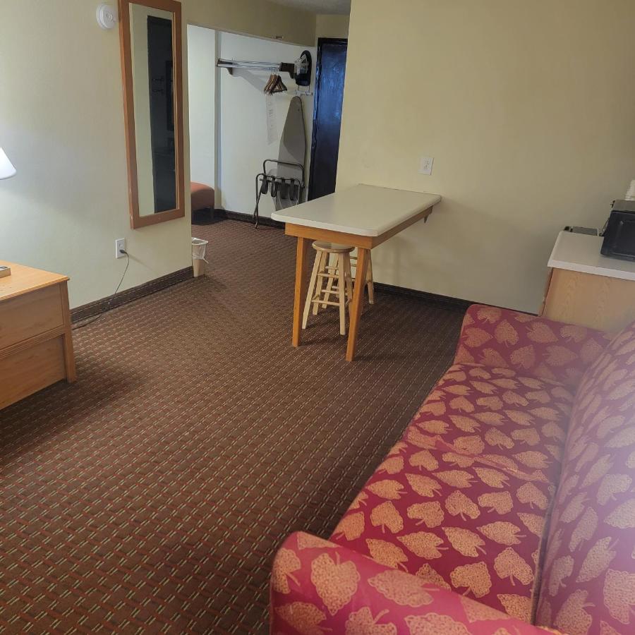 King Studio Suite with Jetted Tub - Non-Smoking at Days Inn by Wyndham Fort Dodge