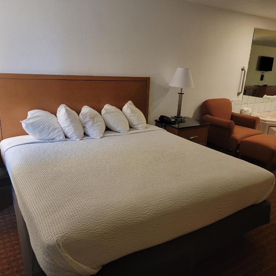 King Studio Suite with Jetted Tub - Non-Smoking at Days Inn by Wyndham Fort Dodge
