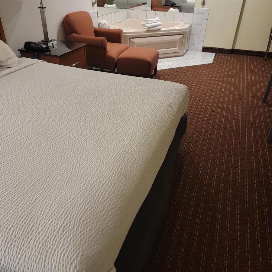 King Studio Suite with Jetted Tub - Non-Smoking at Days Inn by Wyndham Fort Dodge
