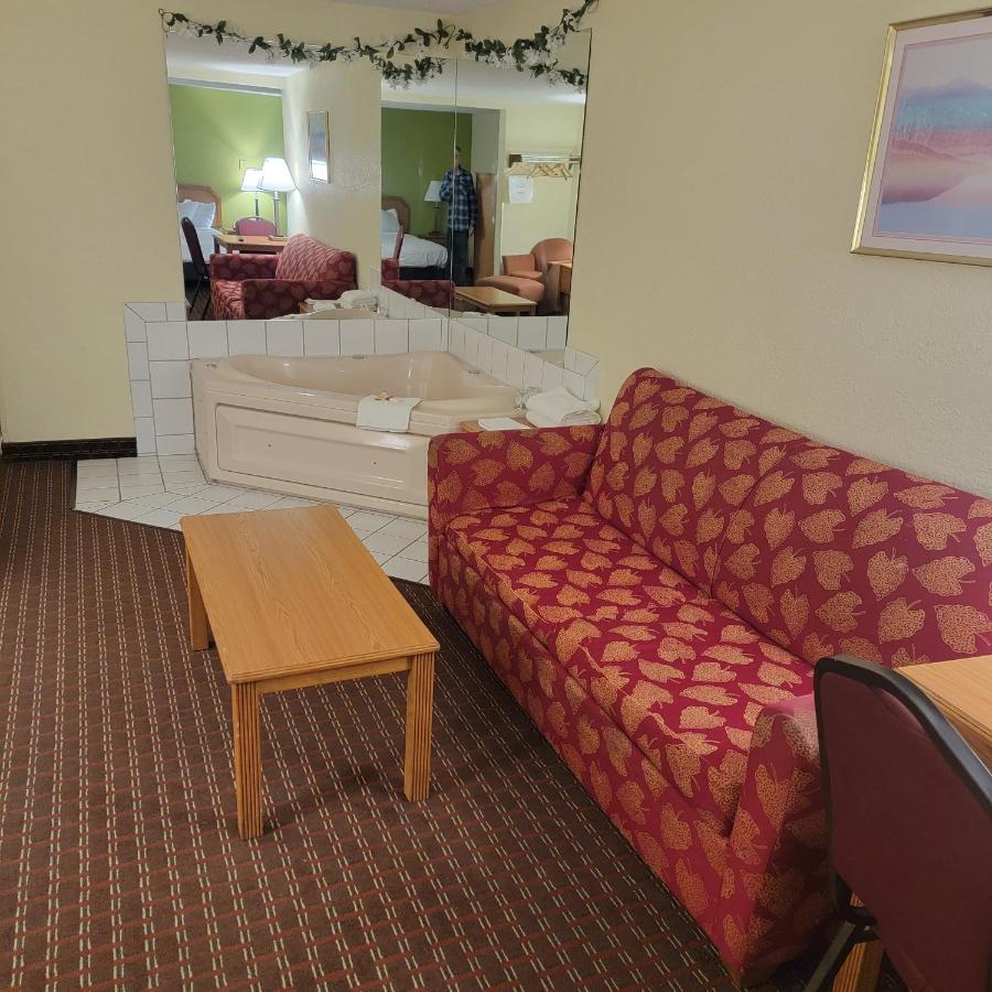 King Studio Suite with Jetted Tub - Non-Smoking at Days Inn by Wyndham Fort Dodge