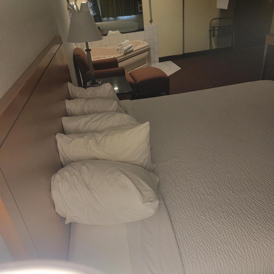 King Studio Suite with Jetted Tub - Non-Smoking at Days Inn by Wyndham Fort Dodge