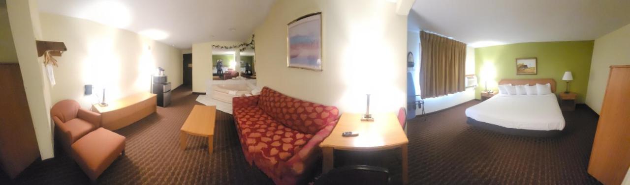 King Studio Suite with Jetted Tub - Non-Smoking at Days Inn by Wyndham Fort Dodge