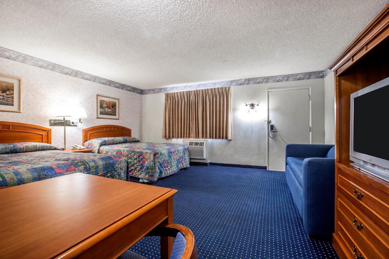 Deluxe Queen Suite at Days Inn by Wyndham Ridgecrest near China Lake Naval Station
