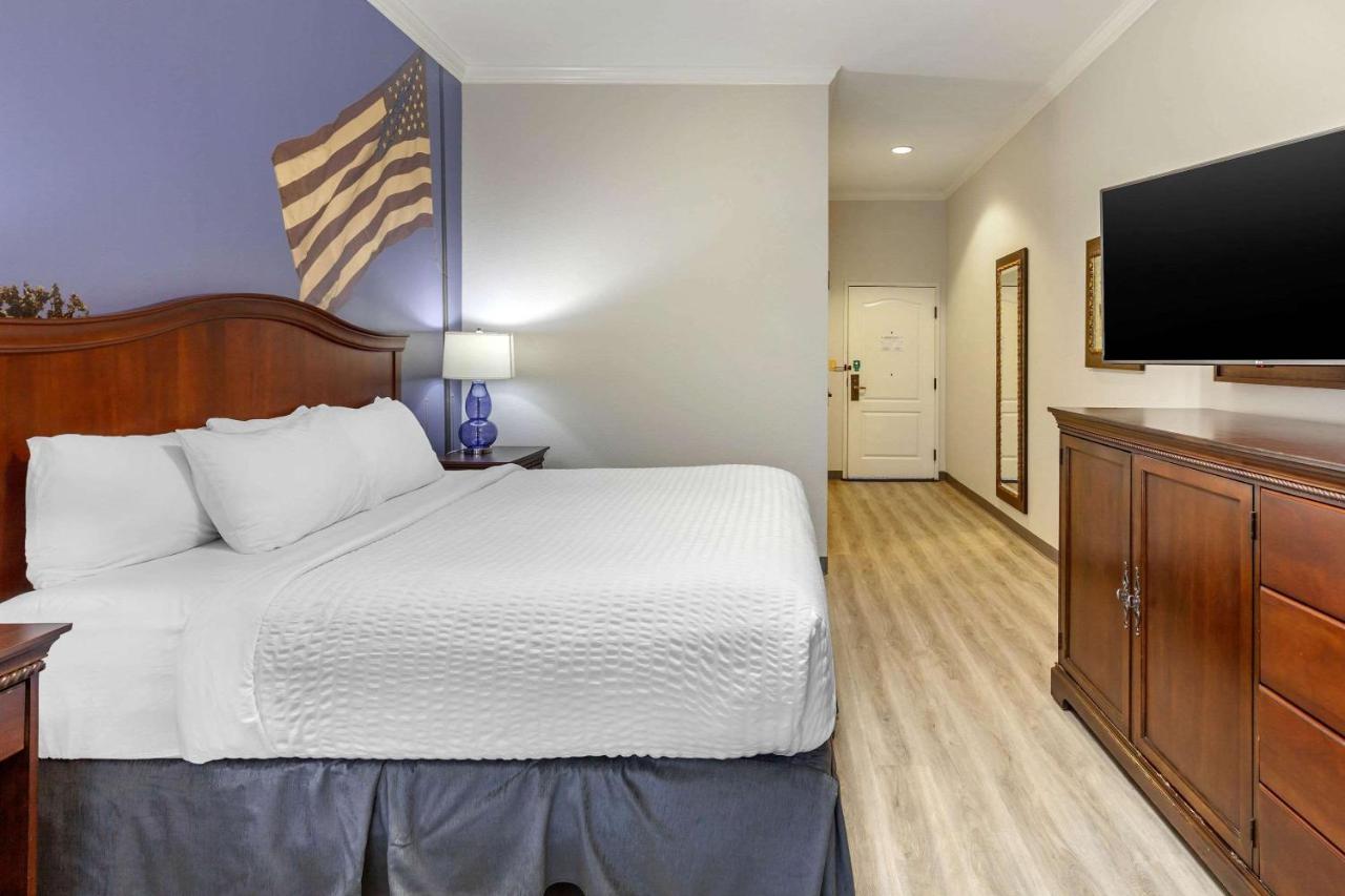 Standard King Room - Non-Smoking at Clarion Pointe Sulphur Springs