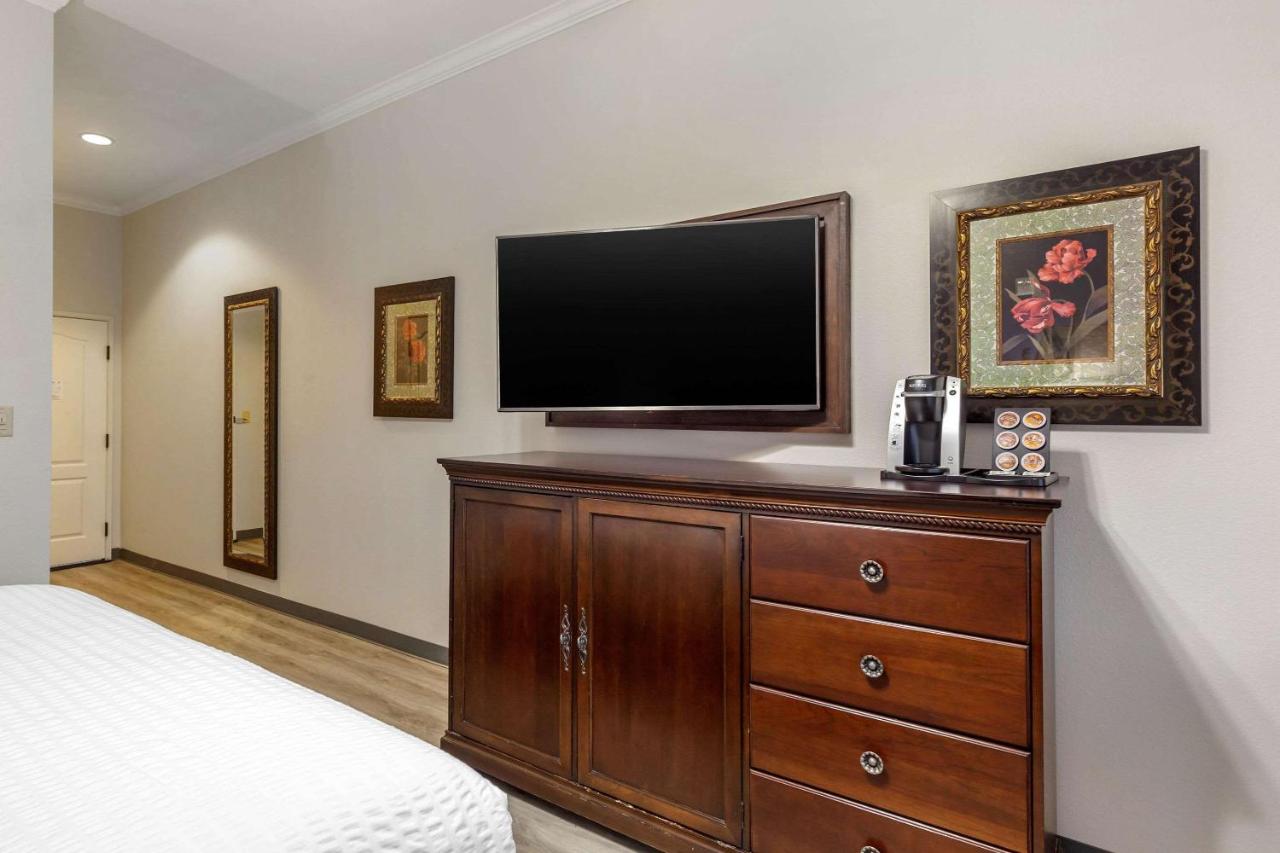 Standard King Room - Non-Smoking at Clarion Pointe Sulphur Springs