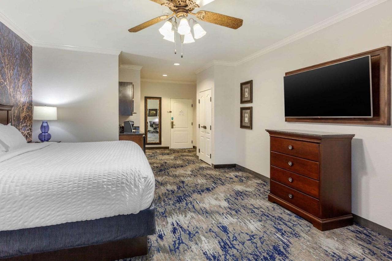 King Room - Non-Smoking at Clarion Pointe Sulphur Springs