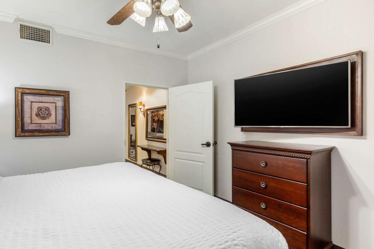 King Suite - Non-Smoking at Clarion Pointe Sulphur Springs