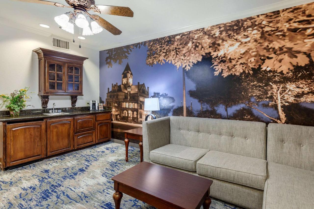 King Suite - Non-Smoking at Clarion Pointe Sulphur Springs