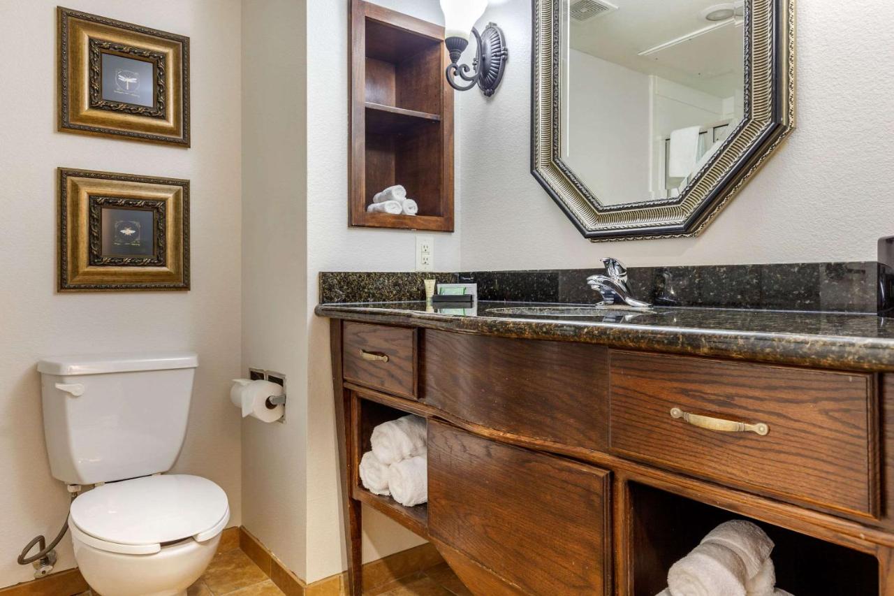 King Suite - Non-Smoking at Clarion Pointe Sulphur Springs