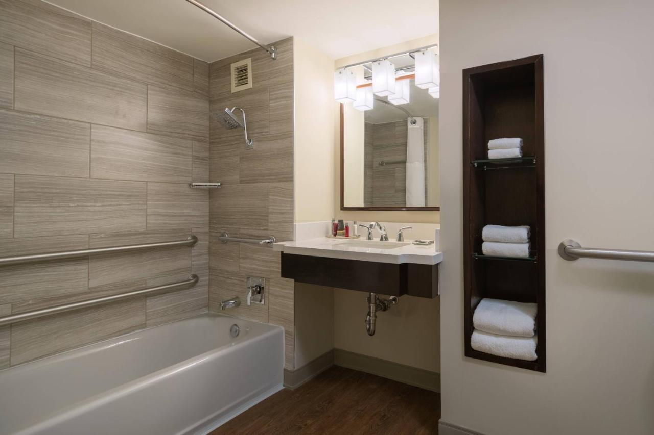 Guest Room, 1 King at Atlanta Marriott Perimeter Center