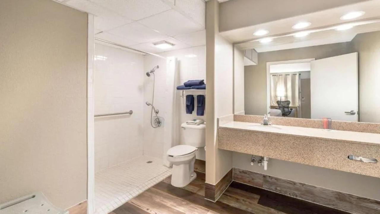 King Room with Roll-In Shower - Disability Access at Pearl on the Concho