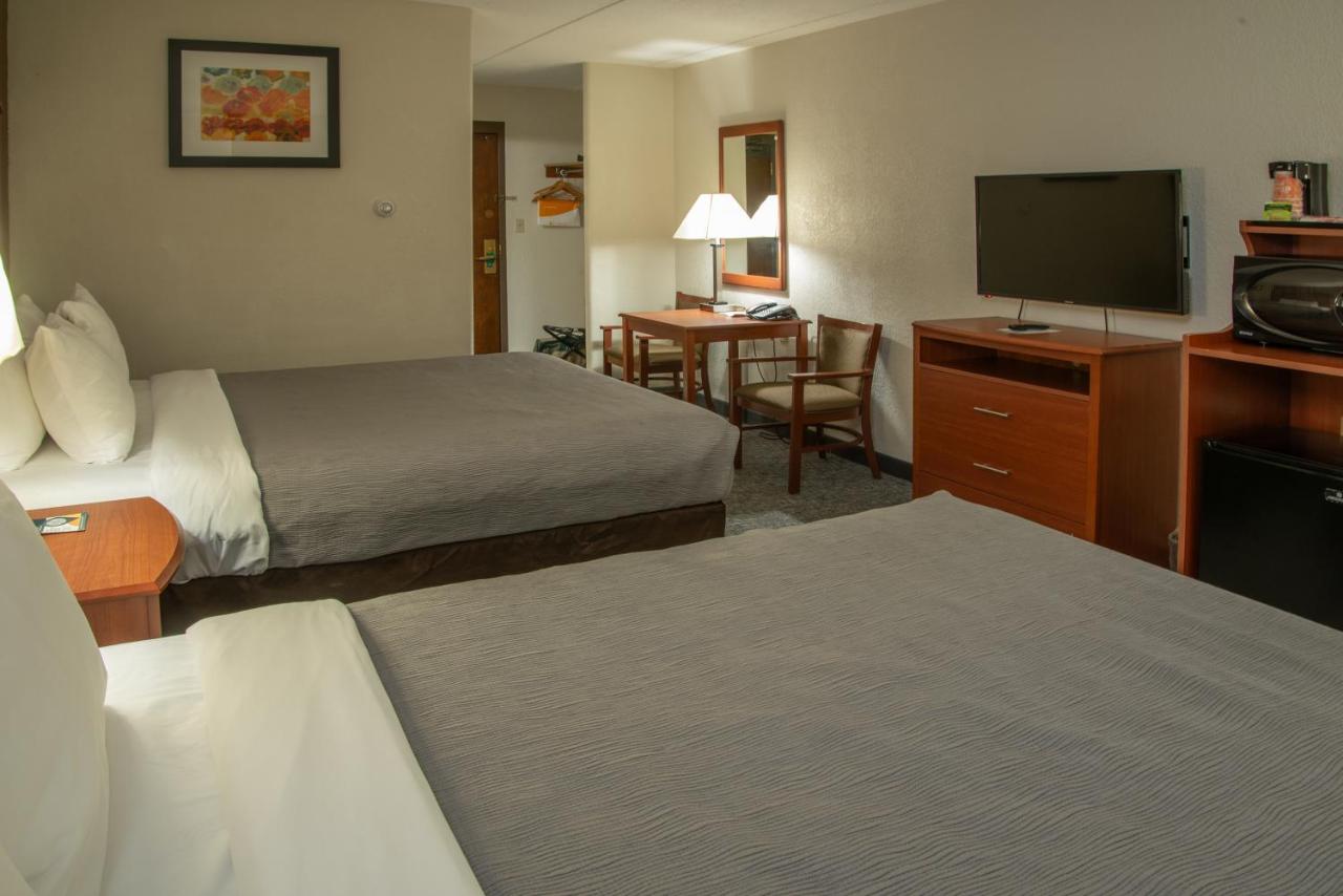 Queen Room with Two Queen Beds - Non-Smoking at Quality Inn Stadium Area Green Bay Stadium