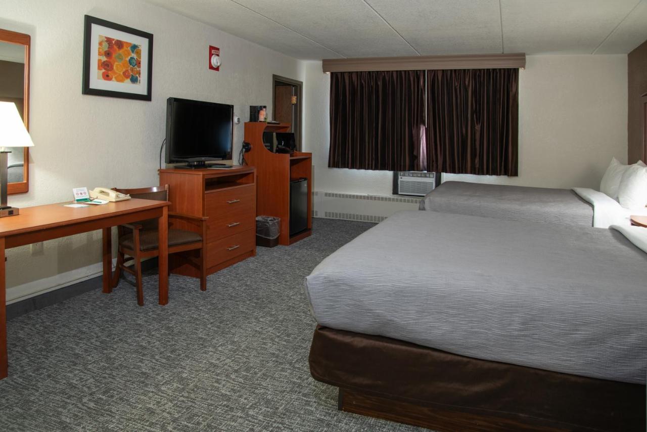 Queen Room with Two Queen Beds - Non-Smoking at Quality Inn Stadium Area Green Bay Stadium