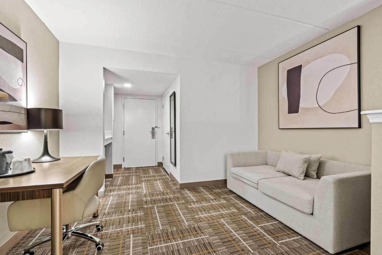 King Room with with Roll-in Shower - Disability Access at Sonesta Essential Orlando Airport