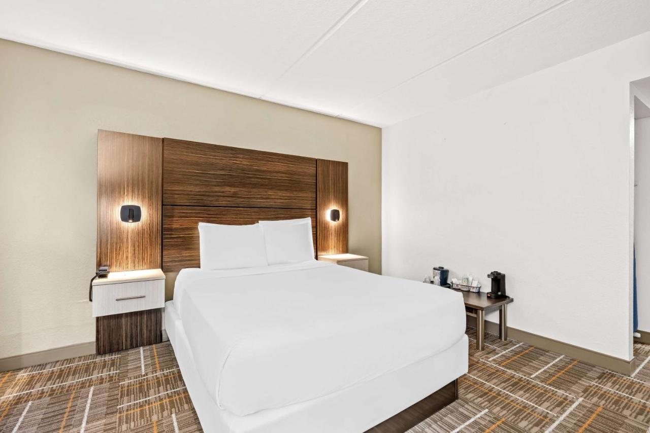 Queen Room at Sonesta Essential Orlando Airport