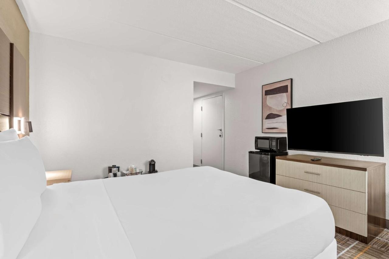 Queen Room at Sonesta Essential Orlando Airport