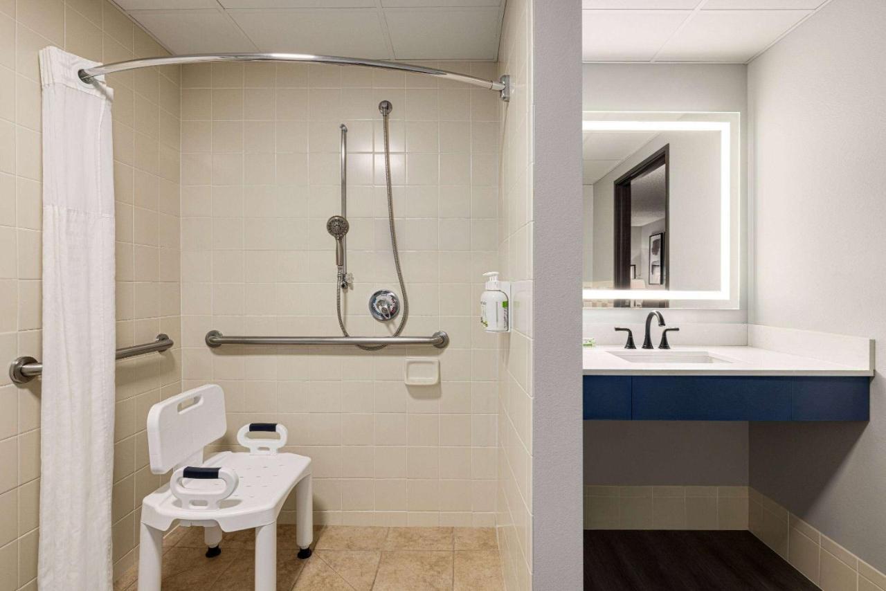 King Room - Mobility Access/Non-Smoking at Americinn by Wyndham Lincoln South