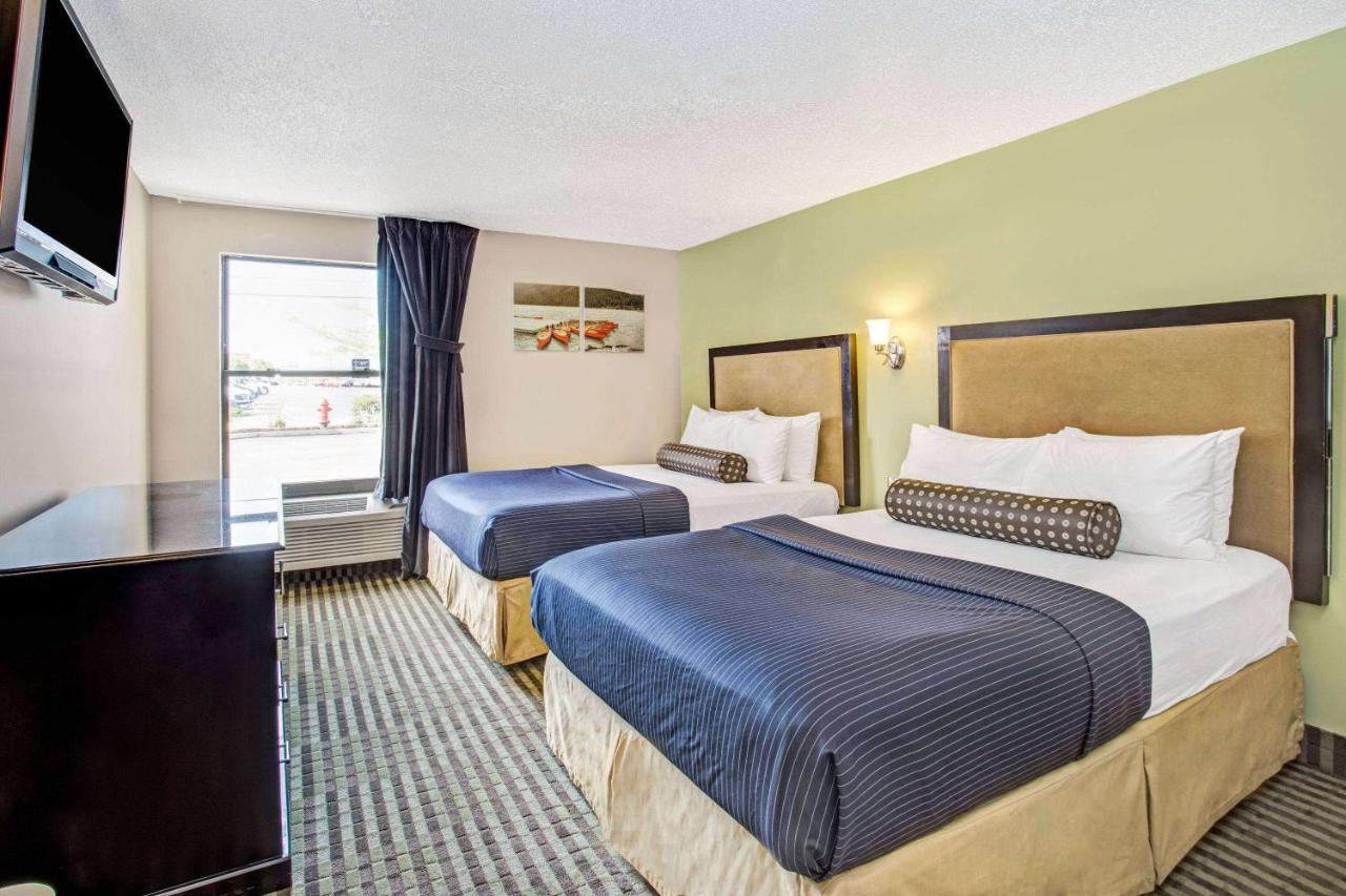 | Days Inn by Wyndham Great Lakes - N. Chicago