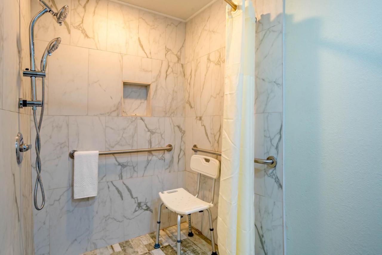 King Room - Accessible/Non-Smoking at Quality Inn Fort Walton Beach - Destin West