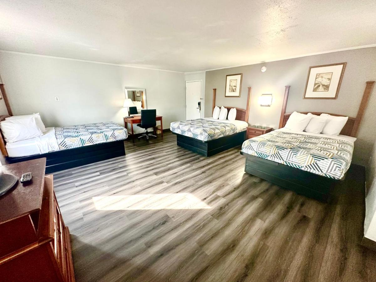 | Red Carpet Inn - Stamford