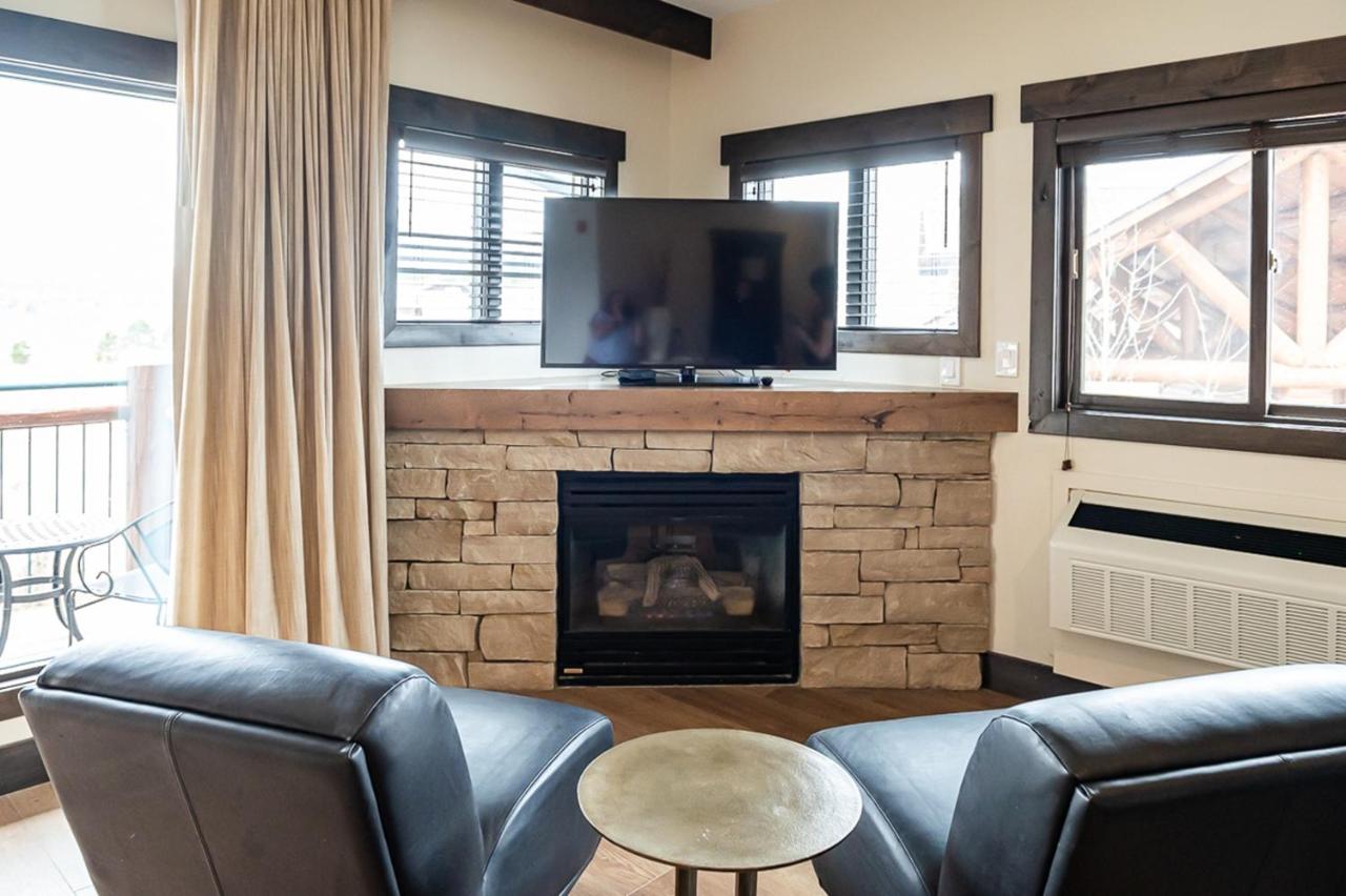 One-Bedroom Queen Suite with Lake View - Disability Access at The Estes Park Resort