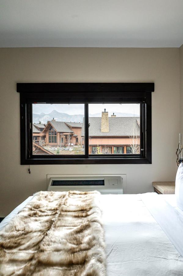One-Bedroom Queen Suite with Lake View - Disability Access at The Estes Park Resort