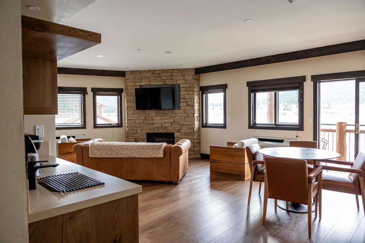 Deluxe Queen Suite with Two Sofa Beds with Lake View at The Estes Park Resort