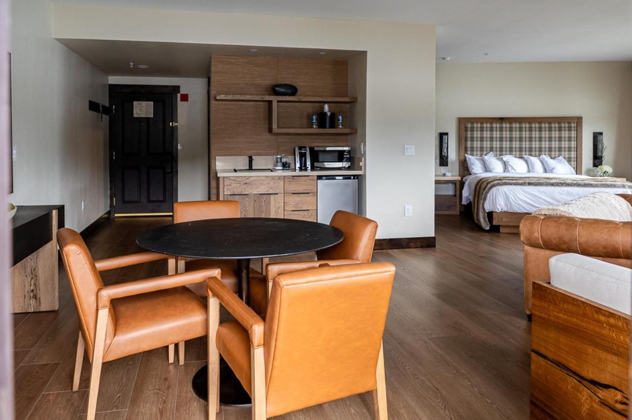 Deluxe Queen Suite with Two Sofa Beds with Lake View at The Estes Park Resort