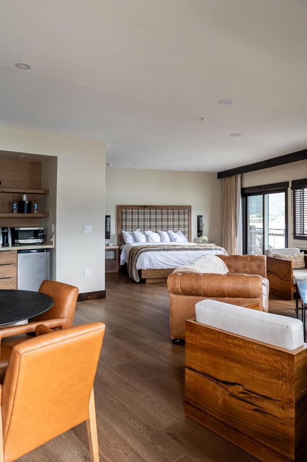 Deluxe Queen Suite with Two Sofa Beds with Lake View at The Estes Park Resort