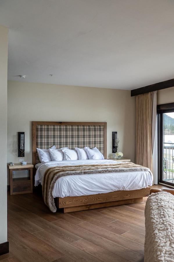 Deluxe Queen Suite with Two Sofa Beds with Lake View at The Estes Park Resort